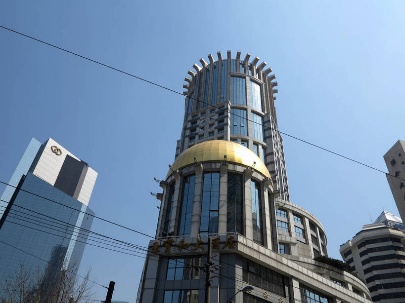 无人,宾馆,高楼大厦,横图,室外,白天,仰视,度假,美景,植物,城市风光,标志建筑,城市,大厦,地标,建筑,酒店,摩天大楼,上海,中国,亚洲,阴影,电力,光线,标志,电线,文字,线,影子,字符,景观,电能,线路,娱乐,标识,建设,树,树木,南京西路,蓝色,绿色,蓝天,天空,阳光,自然,天,享受,休闲,汉字,景色,放松,生长,晴朗,成长,酒家,电,电源,电源线,旅社,申,中文,能量,黄浦区,东亚,上海市,万里无云,中华人民共和国,沪,华东地区,国文,华文,晴空,晴空万里,彩图,低角度拍摄,大楼,高层建筑,高楼,客店,客栈,旅店,旅馆,摩天楼,商旅,二马路,九江路,上海索菲特酒店,shslj1,上海海仑宾馆,上海索菲特海仑宾馆,上海王宝和大酒店,索菲特上海海仑宾馆,王宝和大酒店