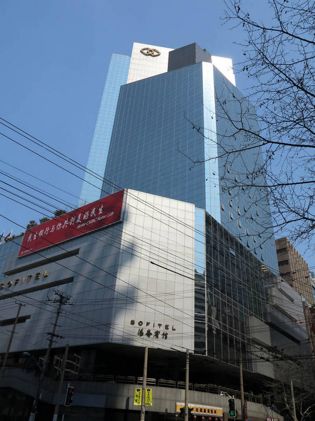 无人,宾馆,高楼大厦,竖图,室外,白天,仰视,度假,美景,植物,城市风光,标志建筑,城市,大厦,地标,建筑,酒店,摩天大楼,上海,中国,亚洲,阴影,电力,光线,标志,电线,文字,线,影子,字符,景观,电能,线路,娱乐,标识,建设,树,树木,南京西路,蓝色,绿色,蓝天,天空,阳光,自然,天,享受,休闲,汉字,景色,放松,生长,晴朗,成长,酒家,电,电源,电源线,旅社,申,中文,能量,黄浦区,东亚,上海市,万里无云,中华人民共和国,沪,华东地区,国文,华文,晴空,晴空万里,彩图,低角度拍摄,大楼,高层建筑,高楼,客店,客栈,旅店,旅馆,摩天楼,商旅,上海索菲特酒店,shslj1,上海海仑宾馆,上海索菲特海仑宾馆,索菲特上海海仑宾馆