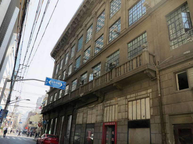 无人,高楼大厦,横图,室外,白天,仰视,度假,美景,城市风光,标志建筑,城市,大厦,道路,地标,建筑,路,路灯,摩天大楼,指示牌,公路,照明,上海,中国,亚洲,阴影,光线,标志,路标,文字,影子,字符,景观,灯光,交通,娱乐,标识,建设,东方明珠,浦东,路牌,灯,蓝色,蓝天,天空,阳光,天,享受,休闲,汉字,景色,放松,晴朗,照亮,申,照明设备,中文,电视塔,黄浦区,金融中心,陆家嘴,陆家嘴金融贸易区,浦东新区,东亚,东方明珠广播电视塔,东方明珠电视塔,汉口路,上海市,万里无云,中华人民共和国,沪,华东地区,国文,华文,晴空,晴空万里,马路,彩图,低角度拍摄,大楼,高层建筑,高楼,摩天楼,东方明珠塔,shslj1,申报馆