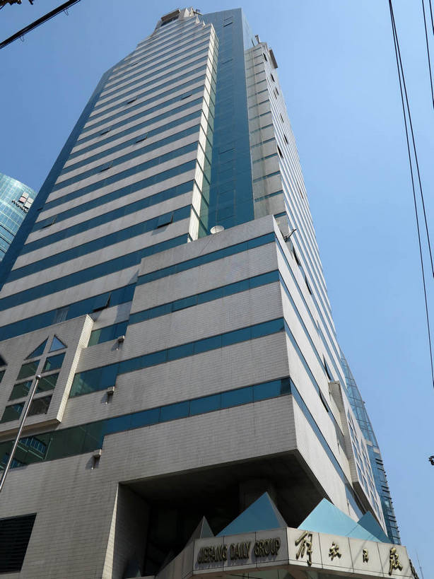 无人,高楼大厦,竖图,室外,白天,仰视,度假,美景,城市风光,标志建筑,城市,大厦,地标,建筑,摩天大楼,上海,中国,亚洲,阴影,电力,光线,英文,标志,电线,文字,线,影子,字符,字母,墙,景观,电能,线路,娱乐,标识,建设,墙壁,墙面,蓝色,蓝天,天空,阳光,天,享受,休闲,汉字,景色,放松,晴朗,英文字母,电,电源,电源线,申,中文,能量,黄浦区,东亚,汉口路,上海市,万里无云,中华人民共和国,沪,华东地区,国文,华文,晴空,晴空万里,彩图,低角度拍摄,大楼,高层建筑,高楼,摩天楼,shslj1,解放日报大厦