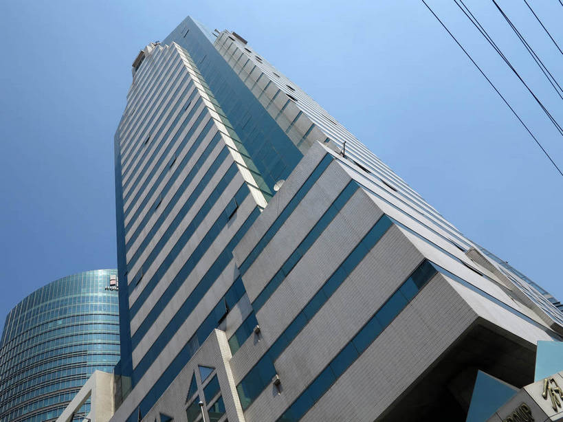 无人,高楼大厦,横图,室外,白天,仰视,度假,美景,城市风光,标志建筑,城市,大厦,地标,建筑,摩天大楼,上海,中国,亚洲,阴影,电力,光线,英文,标志,电线,文字,线,影子,字符,字母,墙,景观,电能,线路,娱乐,标识,建设,墙壁,墙面,蓝色,蓝天,天空,阳光,天,享受,休闲,汉字,景色,放松,晴朗,英文字母,电,电源,电源线,申,中文,能量,黄浦区,东亚,汉口路,上海市,万里无云,中华人民共和国,沪,华东地区,国文,华文,晴空,晴空万里,彩图,低角度拍摄,大楼,高层建筑,高楼,摩天楼,shslj1,解放日报大厦