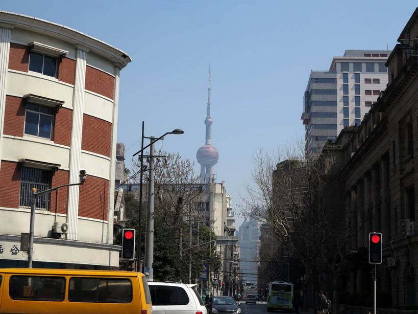 东方人,家,高楼大厦,走,横图,室外,白天,仰视,度假,安全,美景,植物,城市风光,标志建筑,城市,大厦,道路,地标,建筑,路,路灯,摩天大楼,公路,汽车,照明,上海,中国,亚洲,阴影,服装,光线,影子,房屋,屋子,景观,公寓,红绿灯,建筑群,灯光,信号灯,交通,许多人,休闲装,黄种人,娱乐,建设,东方明珠,浦东,洋房,楼房,住宅,车,灯,树,树木,衣服,蓝色,绿色,蓝天,天空,阳光,自然,交通工具,轿车,天,驾驶,行驶,一群人,享受,休闲,休闲服,景色,放松,警示,服饰,生长,晴朗,成长,操纵,照亮,申,控制,照明设备,提示,载具,电视塔,驾车,流通,黄浦区,金融中心,陆家嘴,陆家嘴金融贸易区,浦东新区,东亚,操控,东方明珠广播电视塔,东方明珠电视塔,上海市,交通信号灯,万里无云,行人信号灯,中华人民共和国,沪,华东地区,把持,男人,男性,年轻男性,年轻女性,女人,女性,中年男性,中年女性,亚洲人,晴空,晴空万里,马路,步行,散步,走路,半身,彩图,低角度拍摄,房子,大楼,高层建筑,高楼,摩天楼,东方明珠塔,二马路,九江路,shslj1