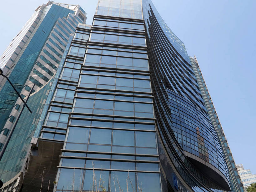 无人,高楼大厦,横图,室外,白天,仰视,度假,美景,植物,窗户,落地窗,城市风光,标志建筑,城市,大厦,地标,建筑,摩天大楼,上海,中国,亚洲,一排,许多,阴影,整齐,并列,并排,光线,影子,景观,很多,娱乐,建设,玻璃窗,树,树木,排列,蓝色,绿色,蓝天,天空,阳光,自然,天,享受,休闲,景色,放松,生长,晴朗,成长,申,队列,平行,玻璃幕墙,黄浦区,东亚,上海市,万里无云,中华人民共和国,沪,华东地区,晴空,晴空万里,彩图,低角度拍摄,大楼,高层建筑,高楼,摩天楼,河南中路,shslj1,厦门国际银行