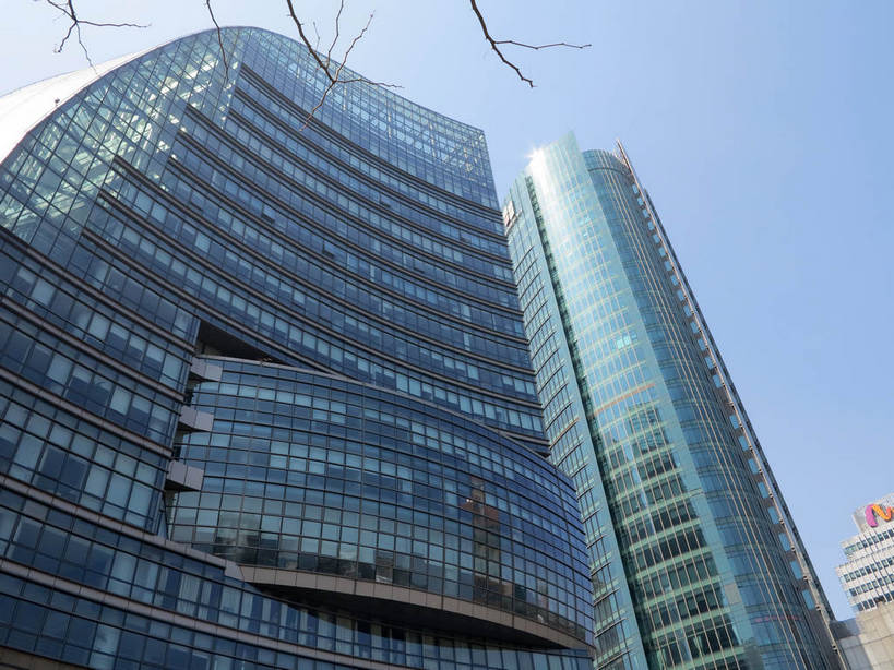 无人,高楼大厦,横图,室外,白天,仰视,度假,美景,植物,窗户,落地窗,城市风光,标志建筑,城市,大厦,地标,建筑,摩天大楼,上海,中国,亚洲,一排,许多,阴影,整齐,并列,并排,光线,影子,景观,很多,娱乐,建设,玻璃窗,树,树木,排列,蓝色,绿色,蓝天,天空,阳光,自然,天,享受,休闲,景色,放松,生长,晴朗,成长,申,队列,平行,玻璃幕墙,黄浦区,东亚,上海市,万里无云,中华人民共和国,沪,华东地区,晴空,晴空万里,彩图,低角度拍摄,大楼,高层建筑,高楼,摩天楼,河南中路,shslj1,厦门国际银行