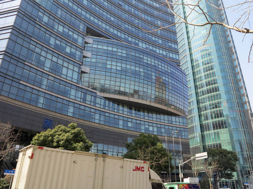 无人,高楼大厦,横图,室外,白天,仰视,度假,美景,植物,窗户,落地窗,城市风光,标志建筑,城市,大厦,地标,建筑,卡车,摩天大楼,上海,中国,亚洲,一排,许多,阴影,整齐,并列,并排,光线,英文,标志,文字,影子,字符,字母,景观,集装箱,很多,娱乐,标识,建设,玻璃窗,树,树木,排列,蓝色,绿色,蓝天,天空,阳光,自然,交通工具,天,驾驶,行驶,享受,休闲,景色,放松,集装箱车,生长,晴朗,成长,英文字母,货车,操纵,申,控制,队列,载具,驾车,平行,玻璃幕墙,货运车,黄浦区,东亚,操控,上海市,万里无云,中华人民共和国,沪,华东地区,把持,晴空,晴空万里,载重汽车,彩图,低角度拍摄,大楼,高层建筑,高楼,摩天楼,河南中路,shslj1,厦门国际银行