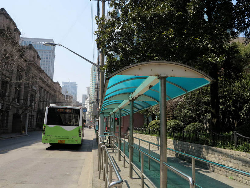 无人,家,高楼大厦,公交站,横图,室外,白天,正面,度假,美景,植物,城市风光,城市,大厦,建筑,路灯,摩天大楼,公共汽车,车站,照明,阴影,光线,影子,房屋,屋子,景观,公寓,灯光,巴士,站台,公交车,娱乐,建设,洋房,楼房,月台,住宅,车,灯,树,树木,蓝色,绿色,蓝天,天空,阳光,自然,交通工具,天,享受,休闲,景色,放松,生长,晴朗,成长,照亮,照明设备,载具,万里无云,晴空,晴空万里,彩图,房子,大楼,高层建筑,高楼,公共汽车站,摩天楼,汽车车站,汽车站,公车站,shslj1