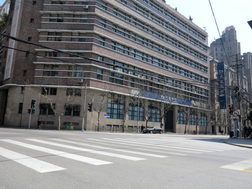 无人,银行,高楼大厦,横图,室外,白天,仰视,度假,安全,美景,城市风光,标志建筑,城市,大厦,道路,地标,建筑,路,摩天大楼,人行横道,公路,上海,中国,亚洲,阴影,电力,光线,标志,电线,文字,线,影子,字符,景观,红绿灯,人行道,电能,信号灯,交通,线路,娱乐,标识,建设,蓝色,蓝天,天空,阳光,天,享受,休闲,汉字,景色,放松,警示,金融,理财,经济,晴朗,电,电源,电源线,申,资金,提示,中文,人行横道线,能量,流通,贸易,黄浦区,东亚,上海市,交通信号灯,万里无云,行人信号灯,中华人民共和国,沪,华东地区,国文,华文,晴空,晴空万里,斑马线,马路,彩图,低角度拍摄,大楼,高层建筑,高楼,摩天楼,机构,金融机构,二马路,九江路,shslj1,礼和洋行