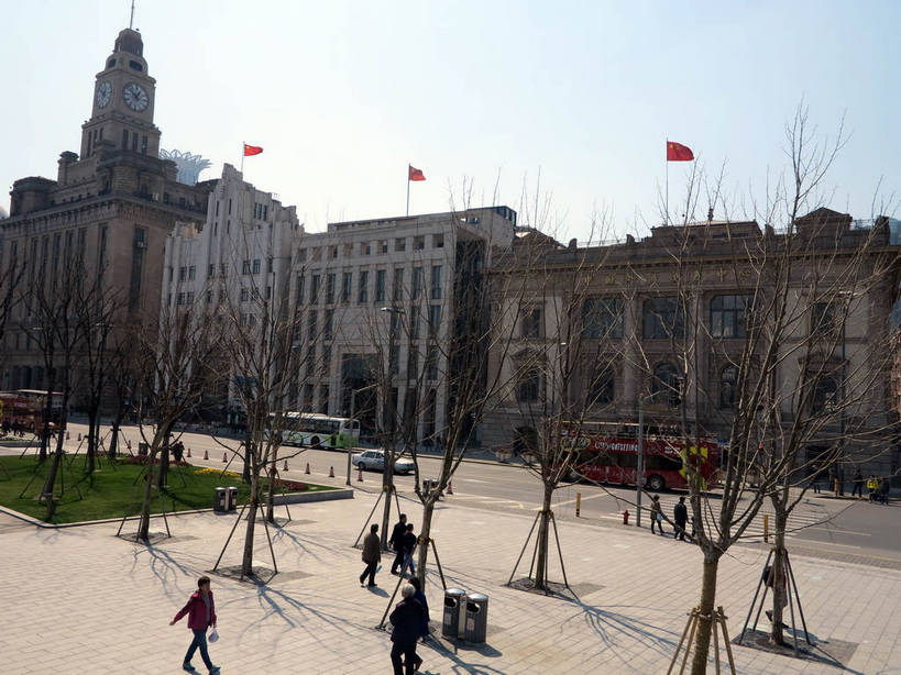 东方人,高楼大厦,走,横图,室外,白天,正面,度假,草地,草坪,美景,植物,城市风光,标志建筑,城市,大厦,道路,地标,建筑,路,摩天大楼,公路,公共汽车,汽车,旗帜,国旗,上海,中国,亚洲,行人,游客,游人,阴影,服装,飘扬,光线,影子,景观,巴士,公交车,交通,许多人,休闲装,黄种人,娱乐,建设,黄浦江,五星红旗,路人,旅客,车,草,树,树木,衣服,蓝色,绿色,蓝天,天空,阳光,自然,交通工具,轿车,外滩,天,驾驶,行驶,一群人,享受,休闲,休闲服,景色,放松,服饰,生长,晴朗,成长,飘逸,操纵,申,控制,载具,飞扬,驾车,黄浦区,中国国旗,东亚,操控,上海海关大楼,中国银行大楼,海关大楼,中山东一路,上海市,万里无云,中华人民共和国,沪,华东地区,把持,过客,男人,男性,年轻男性,年轻女性,女人,女性,中年男性,中年女性,亚洲人,旗,晴空,晴空万里,马路,步行,散步,走路,半身,彩图,大楼,高层建筑,高楼,摩天楼,红地五星旗,中华人民共和国国旗,黄埔滩,上海外滩,外黄埔滩,上海中国银行大楼,shslj1,上海市总工会,上海总工会,中国外汇交易中心