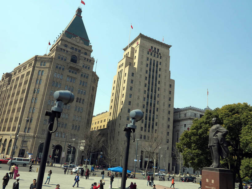 东方人,高楼大厦,走,横图,室外,白天,仰视,度假,花海,花圃,美景,植物,城市风光,标志建筑,城市,大厦,地标,建筑,路灯,摩天大楼,叶子,照明,雕塑,上海,中国,亚洲,行人,游客,游人,阴影,服装,艺术,装饰,盛开,光线,陈毅,雕刻,雕像,影子,景观,灯光,许多人,花蕾,休闲装,黄种人,娱乐,建设,黄浦江,路人,旅客,灯,花,花瓣,花朵,花卉,鲜花,树,树木,衣服,蓝色,绿色,蓝天,天空,阳光,自然,工艺品,外滩,花丛,花束,花田,天,花苞,花蕊,一群人,享受,休闲,休闲服,景色,放松,服饰,南京东路,生长,晴朗,成长,纪念,照亮,美术,申,照明设备,主题,陈列,和平饭店,黄浦区,东亚,中国银行大楼,陈毅广场,中山东一路,上海市,万里无云,中华人民共和国,沪,华东地区,功能,美学,军事家,政治家,诗人,革命家,外交家,过客,男人,男性,年轻男性,年轻女性,女人,女性,中年男性,中年女性,亚洲人,晴空,晴空万里,步行,散步,走路,半身,彩图,低角度拍摄,大楼,高层建筑,高楼,摩天楼,黄埔滩,上海外滩,外黄埔滩,上海中国银行大楼,陈世俊,仲弘,shslj1