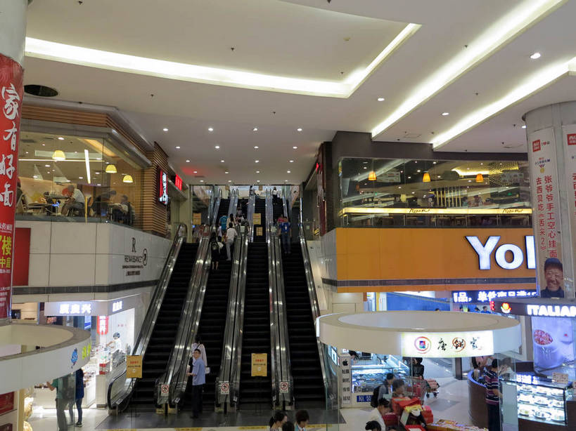 东方人,商店,栏杆,站,横图,室内,白天,正面,购物,度假,消费,美景,城市风光,超市,城市,电梯,商场,照明,上海,中国,亚洲,阴影,服装,光线,英文,标志,文字,影子,字符,字母,电动扶梯,景观,围栏,灯光,自动扶梯,运输工具,许多人,休闲装,黄种人,娱乐,标识,护栏,顶灯,顾客,灯,衣服,灯具,站着,一群人,享受,休闲,休闲服,汉字,景色,放松,金融,百货,服饰,英文字母,照亮,申,照明设备,中文,选购,贸易,百货公司,东亚,长宁区,龙之梦购物中心,上海市,中华人民共和国,沪,华东地区,血拼,国文,华文,主顾,男人,男性,年轻男性,年轻女性,女人,女性,中年男性,中年女性,亚洲人,站立,半身,彩图,购物商场,购物中心,商业中心,龙之梦,扶手电梯,升降设备,运输带,自动行人电梯,电扶梯,shslj1