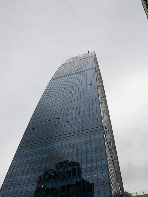 无人,高楼大厦,商店,竖图,室外,白天,仰视,购物,度假,消费,美景,窗户,落地窗,城市风光,标志建筑,超市,城市,大厦,地标,建筑,摩天大楼,商场,上海,中国,亚洲,一排,许多,整齐,并列,并排,景观,很多,娱乐,建设,玻璃窗,排列,蓝色,天空,天,享受,休闲,景色,放松,金融,百货,申,队列,平行,选购,玻璃幕墙,贸易,百货公司,东亚,长宁区,龙之梦购物中心,上海市,中华人民共和国,沪,华东地区,血拼,彩图,低角度拍摄,大楼,高层建筑,高楼,购物商场,购物中心,摩天楼,商业中心,龙之梦,shslj1