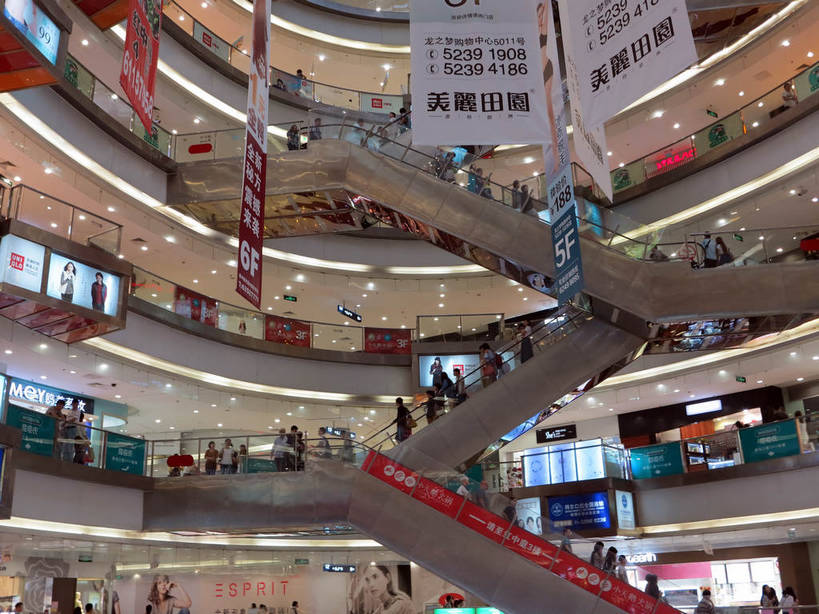 东方人,商店,栏杆,站,横图,室内,白天,仰视,购物,度假,消费,美景,楼梯,城市风光,超市,城市,电梯,商场,照明,上海,中国,亚洲,阴影,服装,光线,英文,标志,扶手,数字,文字,影子,字符,字母,电动扶梯,阶梯,景观,灯光,自动扶梯,运输工具,许多人,休闲装,黄种人,娱乐,标识,护栏,顶灯,顾客,台阶,灯,衣服,灯具,站着,一群人,享受,休闲,休闲服,汉字,景色,放松,金融,百货,阿拉伯数字,服饰,英文字母,照亮,申,照明设备,中文,选购,贸易,百货公司,东亚,长宁区,龙之梦购物中心,上海市,中华人民共和国,沪,华东地区,血拼,国文,华文,主顾,男人,男性,年轻男性,年轻女性,女人,女性,中年男性,中年女性,亚洲人,站立,半身,彩图,低角度拍摄,购物商场,购物中心,商业中心,龙之梦,扶手电梯,升降设备,运输带,自动行人电梯,电扶梯,shslj1