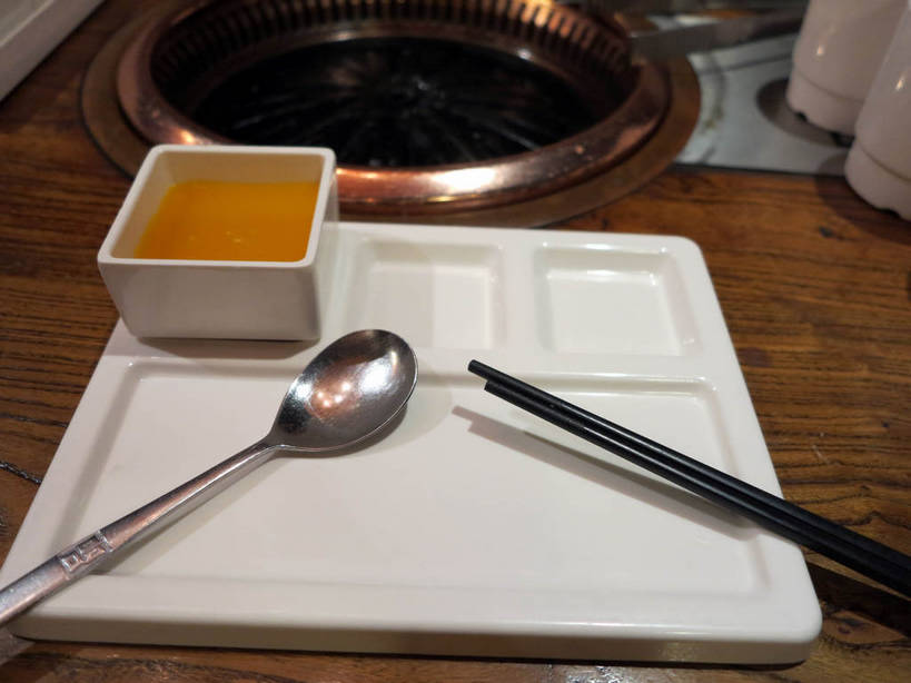 无人,餐厅,横图,俯视,室内,特写,白天,烹饪,烧烤,中餐,早餐,筷子,桌面,桌子,餐具,一双,阴影,反射,木制,碟子,盘,影子,勺子,陶瓷,木桌,谷类,谷物,粥,料理,食品,烤架,陶瓷制品,烤肉,米,文化,传统,菜肴,美食,香,食物,三个,黄色,盘子,木制品,容器,调羹,碟,汤匙,碗,中式,铁架,佳肴,中华料理,储藏,礼节,储存,礼仪,南瓜粥,进餐用具,彩图,高角度拍摄,早饭,餐馆,饭店,饭馆,糜,木桌子,贮存,shslj1