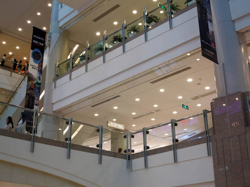 无人,商店,栏杆,横图,室内,白天,仰视,购物,度假,消费,美景,城市风光,超市,城市,商场,照明,上海,中国,亚洲,阴影,光线,影子,景观,围栏,灯光,娱乐,护栏,顶灯,灯,灯具,享受,休闲,景色,放松,金融,百货,港汇广场,徐家汇,照亮,申,照明设备,选购,贸易,百货公司,东亚,徐汇区,上海市,中华人民共和国,沪,华东地区,虹桥路,血拼,彩图,低角度拍摄,购物商场,购物中心,商业中心,港汇恒隆广场,shslj1