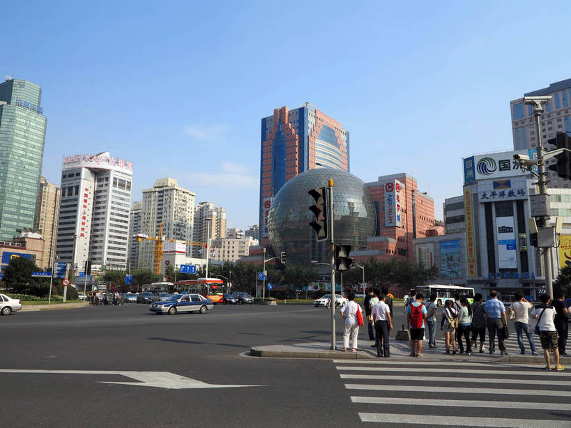 东方人,高楼大厦,商店,走,横图,室外,白天,正面,购物,度假,安全,消费,美景,植物,城市风光,标志建筑,超市,城市,大厦,道路,地标,建筑,路,摩天大楼,人行横道,商场,公路,汽车,上海,中国,亚洲,阴影,服装,光线,标志,文字,影子,字符,景观,云,云朵,红绿灯,建筑群,人行道,信号灯,交通,许多人,云彩,休闲装,黄种人,方向,娱乐,标识,建设,箭头,车,树,树木,衣服,蓝色,绿色,白云,蓝天,天空,阳光,自然,交通工具,轿车,天,驾驶,行驶,一群人,享受,休闲,休闲服,汉字,景色,放松,警示,金融,百货,服饰,徐家汇,生长,晴朗,成长,操纵,申,控制,指向,提示,中文,载具,人行横道线,驾车,流通,选购,贸易,百货公司,东亚,操控,徐汇区,上海市,美罗城,交通信号灯,行人信号灯,中华人民共和国,沪,华东地区,簇,血拼,把持,国文,华文,男人,男性,年轻男性,年轻女性,女人,女性,中年男性,中年女性,亚洲人,晴空,斑马线,马路,步行,散步,走路,半身,彩图,大楼,高层建筑,高楼,购物商场,购物中心,摩天楼,商业中心,肇嘉浜路,shslj1,飞雕大厦,飞雕国际大厦,汇联商厦,煤科大厦,太平洋数码二期