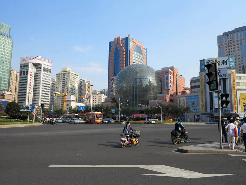 东方人,高楼大厦,商店,走,横图,室外,白天,正面,购物,度假,安全,消费,美景,植物,城市风光,标志建筑,超市,城市,大厦,道路,地标,建筑,路,摩天大楼,人行横道,商场,公路,汽车,上海,中国,亚洲,阴影,服装,光线,标志,文字,影子,字符,景观,云,云朵,红绿灯,建筑群,人行道,信号灯,交通,许多人,云彩,休闲装,黄种人,方向,娱乐,标识,建设,箭头,车,树,树木,衣服,蓝色,绿色,白云,蓝天,天空,阳光,自然,交通工具,轿车,天,驾驶,行驶,一群人,享受,休闲,休闲服,汉字,景色,放松,警示,金融,百货,服饰,徐家汇,生长,晴朗,成长,操纵,申,控制,指向,提示,中文,载具,人行横道线,驾车,流通,选购,贸易,百货公司,东亚,操控,徐汇区,上海市,美罗城,交通信号灯,行人信号灯,中华人民共和国,沪,华东地区,簇,血拼,把持,国文,华文,男人,男性,年轻男性,年轻女性,女人,女性,中年男性,中年女性,亚洲人,晴空,斑马线,马路,步行,散步,走路,半身,彩图,大楼,高层建筑,高楼,购物商场,购物中心,摩天楼,商业中心,肇嘉浜路,shslj1,飞雕大厦,飞雕国际大厦,汇联商厦,煤科大厦,太平洋数码二期