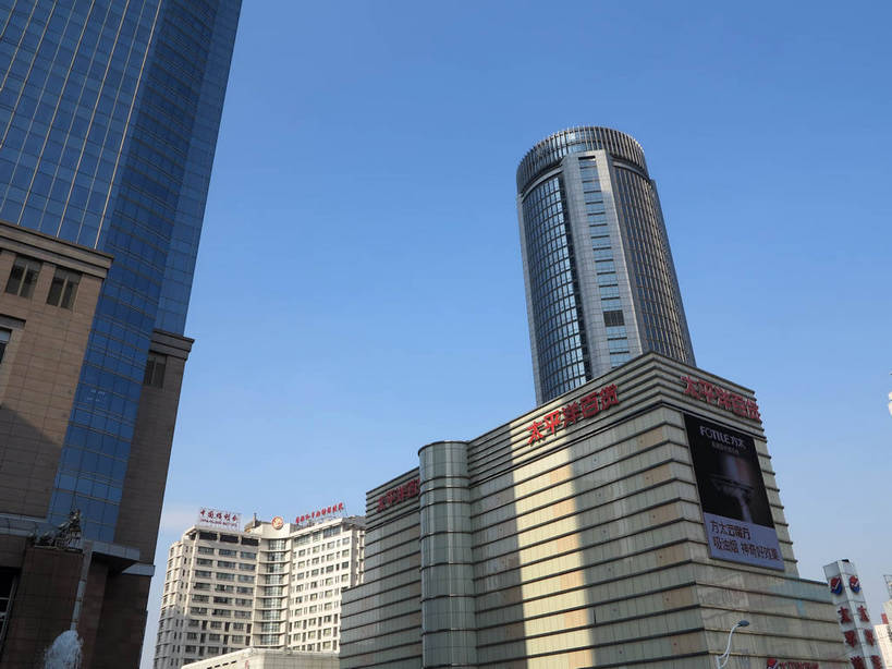 无人,高楼大厦,商店,横图,室外,白天,仰视,购物,度假,消费,美景,城市风光,标志建筑,超市,城市,大厦,地标,建筑,摩天大楼,商场,上海,中国,亚洲,阴影,光线,标志,文字,影子,字符,景观,娱乐,标识,建设,蓝色,蓝天,天空,阳光,天,享受,休闲,汉字,景色,放松,金融,百货,港汇广场,徐家汇,晴朗,申,中文,选购,贸易,百货公司,东亚,徐汇区,上海市,衡山路,万里无云,中华人民共和国,沪,华东地区,虹桥路,血拼,国文,华文,晴空,晴空万里,彩图,低角度拍摄,大楼,高层建筑,高楼,购物商场,购物中心,摩天楼,商业中心,漕溪北路,港汇恒隆广场,上实大厦,太平洋百货,shslj1