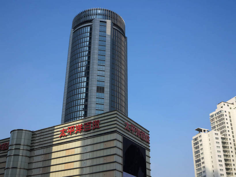 无人,高楼大厦,商店,横图,室外,白天,仰视,购物,度假,消费,美景,城市风光,标志建筑,超市,城市,大厦,地标,建筑,摩天大楼,商场,上海,中国,亚洲,阴影,光线,标志,文字,影子,字符,景观,娱乐,标识,建设,蓝色,蓝天,天空,阳光,天,享受,休闲,汉字,景色,放松,金融,百货,徐家汇,晴朗,申,中文,选购,贸易,百货公司,东亚,徐汇区,上海市,衡山路,万里无云,中华人民共和国,沪,华东地区,血拼,国文,华文,晴空,晴空万里,彩图,低角度拍摄,大楼,高层建筑,高楼,购物商场,购物中心,摩天楼,商业中心,建汇大厦,太平洋百货,shslj1