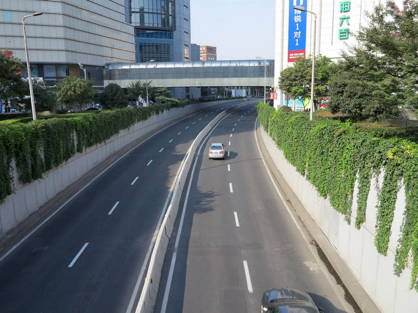 无人,高楼大厦,商店,横图,室外,白天,正面,购物,度假,消费,美景,植物,城市风光,标志建筑,超市,城市,大厦,道路,地标,建筑,路,摩天大楼,商场,公路,汽车,上海,中国,亚洲,阴影,光线,标志,数字,文字,影子,字符,景观,分界线,停车线,交通,娱乐,标识,建设,车,树,树木,蓝色,绿色,蓝天,天空,阳光,自然,交通工具,轿车,天,驾驶,行驶,享受,休闲,汉字,景色,放松,金融,百货,阿拉伯数字,徐家汇,生长,晴朗,成长,车行道,车行道分界线,操纵,申,控制,中文,载具,标线,驾车,选购,贸易,百货公司,东亚,操控,车行线,徐汇区,上海市,衡山路,万里无云,中华人民共和国,沪,华东地区,血拼,把持,国文,华文,晴空,晴空万里,马路,彩图,大楼,高层建筑,高楼,购物商场,购物中心,摩天楼,商业中心,shslj1,上海第六百货,上海六百