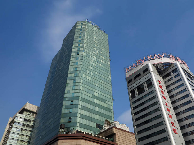 无人,高楼大厦,横图,室外,白天,仰视,度假,美景,城市风光,标志建筑,城市,大厦,地标,建筑,摩天大楼,上海,中国,亚洲,阴影,光线,英文,标志,文字,影子,字符,字母,景观,云,云朵,云彩,娱乐,标识,建设,蓝色,白云,蓝天,天空,阳光,天,享受,休闲,汉字,景色,放松,徐家汇,晴朗,英文字母,申,中文,东亚,徐汇区,上海市,中华人民共和国,沪,华东地区,国文,华文,晴空,彩图,低角度拍摄,大楼,高层建筑,高楼,摩天楼,肇嘉浜路,shslj1,飞雕大厦,飞雕国际大厦,煤科大厦,徐家汇国际大厦