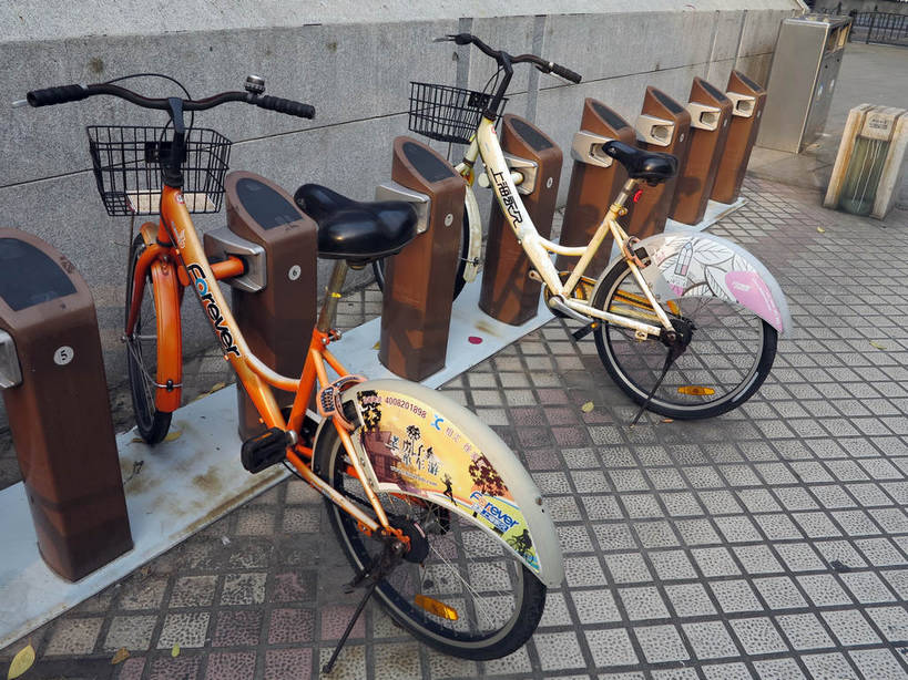 无人,横图,俯视,室外,白天,度假,美景,城市风光,城市,自行车,两辆,停靠,墙,景观,娱乐,墙壁,墙面,车,脚踏车,交通工具,享受,休闲,景色,放松,停泊,载具,彩图,高角度拍摄,公共自行车,自助自行车,shslj1