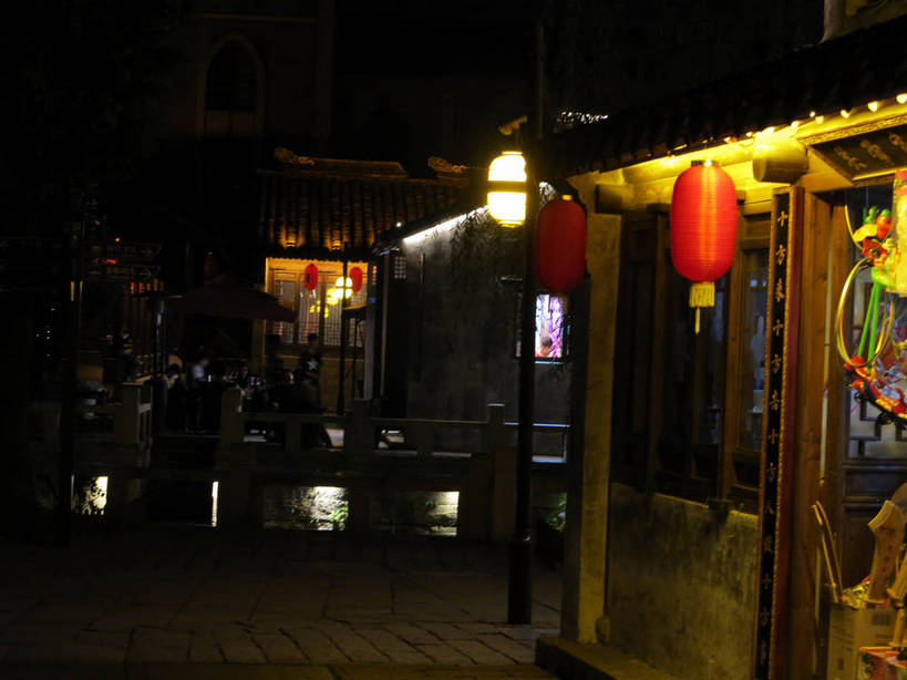 无人,家,横图,室外,夜晚,正面,旅游,度假,名胜古迹,标志建筑,地标,建筑,照明,中国,亚洲,阴影,遗迹,光线,标志,灯笼,文字,影子,纸灯笼,字符,房屋,屋子,灯光,古迹,文物,娱乐,标识,建设,古建筑,江苏,无锡,楼房,住宅,灯具,享受,休闲,汉字,旅游胜地,放松,照亮,照明设备,中文,古文明,东亚,江苏省,中华人民共和国,华东地区,苏,国文,华文,无锡市,彩图,房子,shslj1,荡口古镇,鹅湖镇,锡山,锡山区