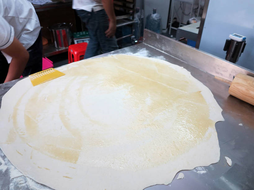 东方人,两个人,伙伴,朋友,厨师,餐厅,站,横图,俯视,室内,白天,工作服,制服,友谊,合作,团队,厨房,桌面,桌子,中国,亚洲,弯腰,服装,粉末,面粉,面团,粮食,黄种人,江苏,无锡,衣服,白色,站着,粉,战略,服饰,农产品,衣着,穿着,厨师服,东亚,原材料,江苏省,中华人民共和国,华东地区,苏,弯身,联合,合谋,粉状,无锡市,工作制服,衣饰,配合,协作,男人,男性,中年男性,亚洲人,厨师长,厨子,大厨,主厨,站立,半身,彩图,高角度拍摄,工作套服,灶间,饭店,饭馆,厨房料理台,料理台,shslj1,荡口古镇,鹅湖镇,锡山,锡山区