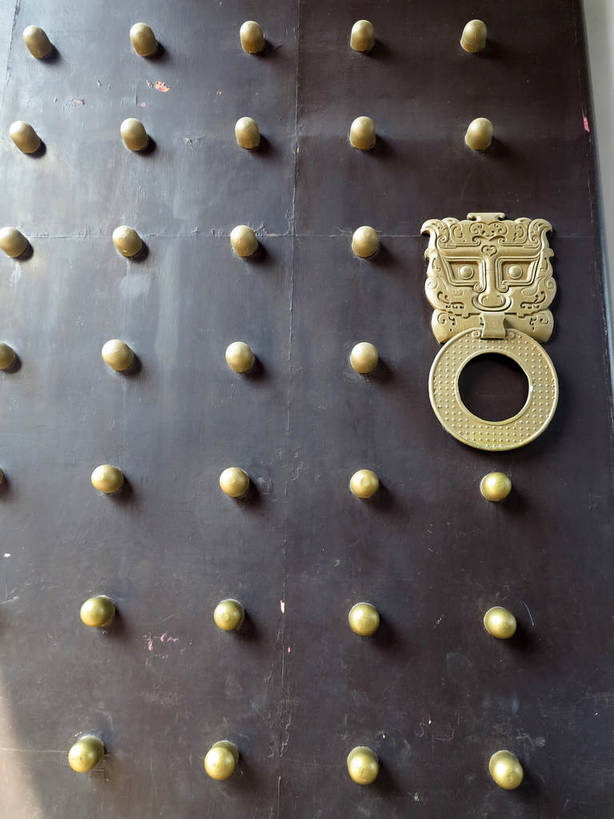 无人,竖图,室外,白天,仰视,旅游,度假,名胜古迹,门,标志建筑,地标,建筑,太湖,中国,亚洲,一排,阴影,遗迹,整齐,装饰,光线,影子,墙,古迹,文物,娱乐,门环,建设,城墙,古建筑,江苏,无锡,墙壁,墙面,排列,阳光,门框,享受,休闲,金色,旅游胜地,放松,城楼,华丽,修饰,坚硬,点缀,队列,防御,古文明,东亚,三国城,江苏省,中华人民共和国,华东地区,苏,衬托,美观,雅致,雅观,门楼,无锡市,坚固,彩图,低角度拍摄,加固,门钉,辅首衔环,门饰,铺首,shslj1,无锡三国影视城,无锡影视基地