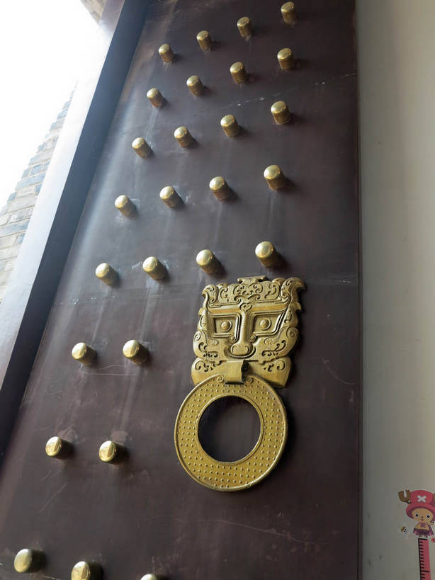 无人,竖图,室外,白天,仰视,旅游,度假,名胜古迹,门,标志建筑,地标,建筑,太湖,中国,亚洲,一排,阴影,遗迹,整齐,装饰,光线,影子,墙,古迹,文物,娱乐,门环,建设,城墙,古建筑,江苏,无锡,墙壁,墙面,排列,阳光,门框,享受,休闲,金色,旅游胜地,放松,城楼,华丽,修饰,坚硬,点缀,队列,防御,古文明,东亚,三国城,江苏省,中华人民共和国,华东地区,苏,衬托,美观,雅致,雅观,门楼,无锡市,坚固,彩图,低角度拍摄,加固,门钉,辅首衔环,门饰,铺首,shslj1,无锡三国影视城,无锡影视基地