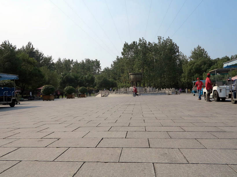 东方人,走,横图,室外,白天,正面,旅游,度假,名胜古迹,树林,植物,楼梯,标志建筑,地标,建筑,游览车,帽子,雕塑,太湖,中国,亚洲,行人,游客,游人,阴影,服装,遗迹,艺术,装饰,光线,雕刻,雕像,影子,阶梯,许多人,休闲装,黄种人,古迹,文物,娱乐,建设,运动帽,古建筑,江苏,无锡,路人,旅客,台阶,车,树,树木,衣服,红色,蓝色,绿色,蓝天,天空,阳光,自然,工艺品,交通工具,天,一群人,享受,休闲,休闲服,鸭舌帽,旅游胜地,放松,服饰,生长,晴朗,成长,纪念,鼎,美术,载具,主题,用具,器具,陈列,铜器,古文明,东亚,三国城,江苏省,万里无云,中华人民共和国,华东地区,苏,功能,美学,青铜器,无锡市,过客,男人,男性,年轻男性,年轻女性,女人,女性,亚洲人,晴空,晴空万里,步行,散步,走路,彩图,全身,青铜炊器,青铜鼎,铜雕,shslj1,无锡三国影视城,无锡影视基地