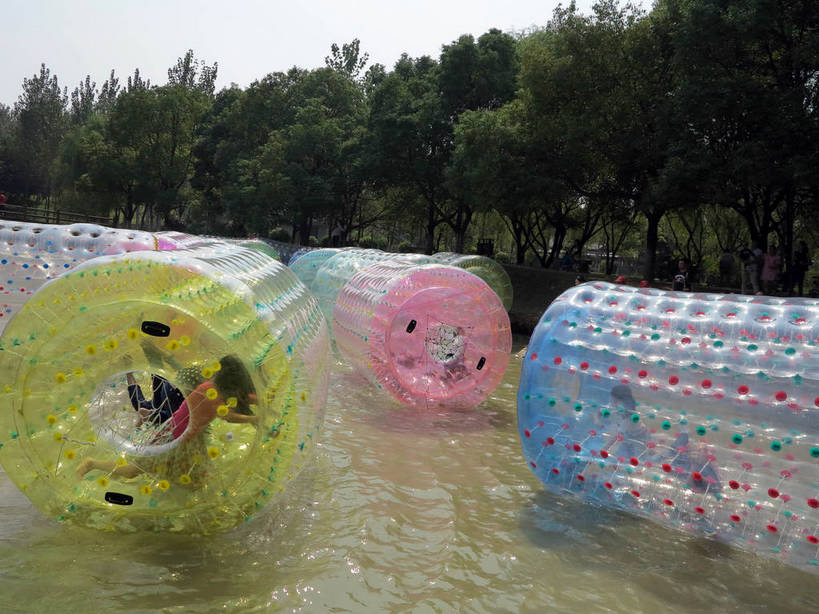 无人,横图,室外,白天,正面,旅游,度假,游戏,河流,美景,树林,水,植物,太湖,中国,亚洲,许多,阴影,波纹,光线,影子,河水,景观,水流,涟漪,很多,玩,娱乐,江苏,无锡,树,树木,蓝色,绿色,倒影,蓝天,水纹,天空,阳光,自然,波浪,天,享受,休闲,景色,放松,游乐设施,生长,晴朗,成长,活动,倒映,发泄,消遣,智力,自然风光,东亚,三国城,江苏省,万里无云,中华人民共和国,华东地区,苏,水晕,宣泄,无锡市,游艺设施,反照,晴空,晴空万里,玩耍,嬉戏,彩图,shslj1,无锡三国影视城,无锡影视基地,水上滚筒,水上游乐设施