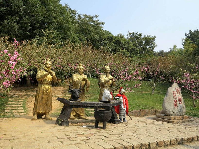 东方人,儿童,一个人,兄弟,站,横图,室外,白天,正面,爱情,旅游,度假,纯洁,安全,草地,草坪,名胜古迹,树林,植物,标志建筑,地标,建筑,桃花,雕塑,太湖,中国,亚洲,仅一个男性,仅一个人,阴影,遗迹,艺术,装饰,盛开,光线,标志,雕刻,雕像,盔甲,文字,影子,字符,防护,花蕾,黄种人,古迹,文物,娱乐,标识,建设,古建筑,江苏,无锡,石雕,石刻,草,花,花瓣,花朵,鲜花,树,树木,小孩,蓝色,绿色,蓝天,天空,阳光,自然,石碑,工艺品,天,花苞,花蕊,站着,仅一个小孩,享受,休闲,汉字,旅游胜地,放松,可爱,童年,童趣,生长,晴朗,成长,纪念,保护,鼎,皇帝,美术,权威,俘虏,高贵,中文,主题,保险,用具,防御,器具,陈列,童真,铜器,古文明,东亚,将军,烂漫,无邪,三国城,江苏省,关公,万里无云,刘备,中华人民共和国,华东地区,苏,铠甲,功能,美学,权力,统治,国文,华文,防具,防卫,青铜器,权势,无锡市,天子,将领,九五之尊,圣上,统治者,陛下,官家,势力,平安,天真,男孩,男人,男性,亚洲人,孩子,晴空,晴空万里,站立,彩图,全身,车骑将军,司隶校尉,张飞,张益德,张翼德,青铜炊器,青铜鼎,昭烈皇帝,烈祖,刘玄德,关长生,关羽,关云长,男生,甲胄,shslj1,结拜,情义,桃园结义,桃园三结义,无锡三国影视城,无锡影视基地