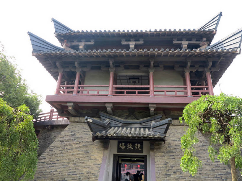 东方人,两个人,站,横图,室外,白天,仰视,旅游,度假,名胜古迹,植物,标志建筑,地标,建筑,照明,雕塑,太湖,中国,亚洲,行人,游客,游人,吊挂,悬挂,服装,遗迹,艺术,装饰,标志,灯笼,雕刻,牌匾,瓦片,文字,纸灯笼,字符,墙,屋顶,竞技场,挂,顶棚,瓦,休闲装,黄种人,古迹,文化,文物,娱乐,标识,建设,城墙,古建筑,江苏,无锡,路人,旅客,墙壁,墙面,树,树木,衣服,绿色,天空,自然,工艺品,灯具,天,站着,享受,休闲,休闲服,汉字,旅游胜地,放松,建造,服饰,城楼,生长,成长,纪念,坚硬,照亮,美术,照明设备,场所,中文,主题,区域,防御,陈列,古文明,东亚,屋瓦,三国城,江苏省,中华人民共和国,华东地区,苏,功能,美学,国文,华文,门楼,无锡市,坚固,过客,男人,男性,年轻男性,年轻女性,女人,女性,亚洲人,站立,半身,彩图,低角度拍摄,shslj1,无锡三国影视城,无锡影视基地,校场