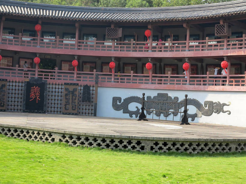 无人,家,栏杆,横图,室外,白天,正面,旅游,度假,草地,草坪,名胜古迹,植物,标志建筑,地标,建筑,照明,太湖,中国,亚洲,一排,吊挂,悬挂,遗迹,整齐,灯笼,瓦片,纸灯笼,房屋,屋顶,屋子,围栏,竞技场,挂,顶棚,瓦,古迹,文物,娱乐,建设,古建筑,江苏,无锡,护栏,楼房,住宅,草,树,树木,排列,红色,绿色,自然,灯具,享受,休闲,旅游胜地,放松,建造,生长,成长,照亮,照明设备,场所,队列,区域,古文明,东亚,屋瓦,三国城,江苏省,中华人民共和国,华东地区,苏,无锡市,彩图,房子,shslj1,无锡三国影视城,无锡影视基地,校场