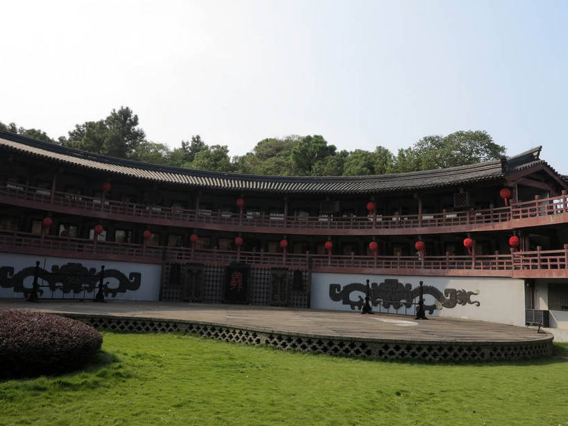 无人,家,栏杆,横图,室外,白天,正面,旅游,度假,草地,草坪,名胜古迹,植物,标志建筑,地标,建筑,照明,太湖,中国,亚洲,一排,吊挂,悬挂,阴影,遗迹,整齐,光线,灯笼,瓦片,影子,纸灯笼,房屋,屋顶,屋子,围栏,竞技场,挂,顶棚,瓦,古迹,文物,娱乐,建设,古建筑,江苏,无锡,护栏,楼房,住宅,草,树,树木,排列,红色,蓝色,绿色,蓝天,天空,阳光,自然,灯具,天,享受,休闲,旅游胜地,放松,建造,生长,晴朗,成长,照亮,照明设备,场所,队列,区域,古文明,东亚,屋瓦,三国城,江苏省,万里无云,中华人民共和国,华东地区,苏,无锡市,晴空,晴空万里,彩图,房子,shslj1,无锡三国影视城,无锡影视基地,校场