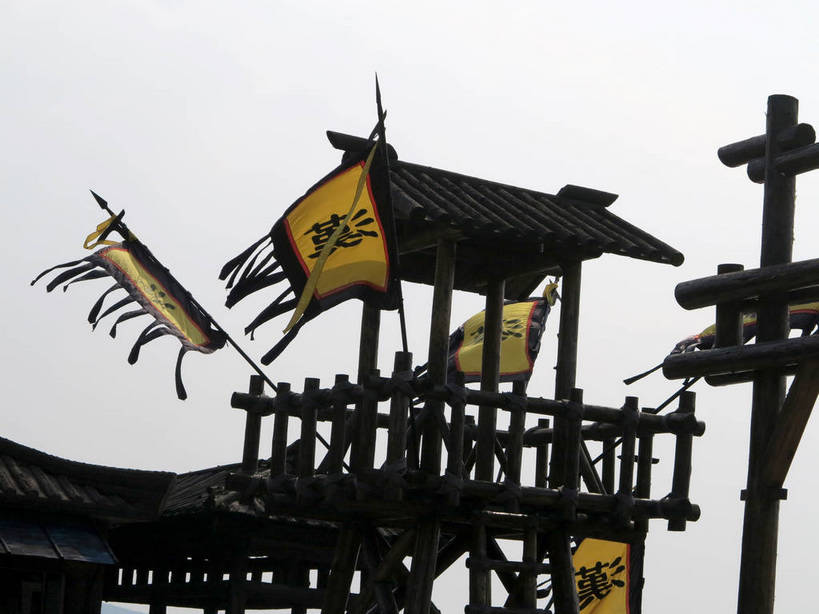 无人,横图,室外,白天,仰视,旅游,度假,名胜古迹,标志建筑,地标,建筑,旗帜,太湖,中国,亚洲,阴影,遗迹,飘扬,光线,影子,竞技场,古迹,文物,娱乐,旗子,建设,古建筑,江苏,无锡,黄色,蓝色,蓝天,天空,阳光,天,享受,休闲,旅游胜地,放松,晴朗,飘逸,场所,飞扬,区域,古文明,东亚,三国城,江苏省,万里无云,中华人民共和国,华东地区,苏,旌旗,旗号,无锡市,晴空,晴空万里,彩图,低角度拍摄,shslj1,无锡三国影视城,无锡影视基地,校场