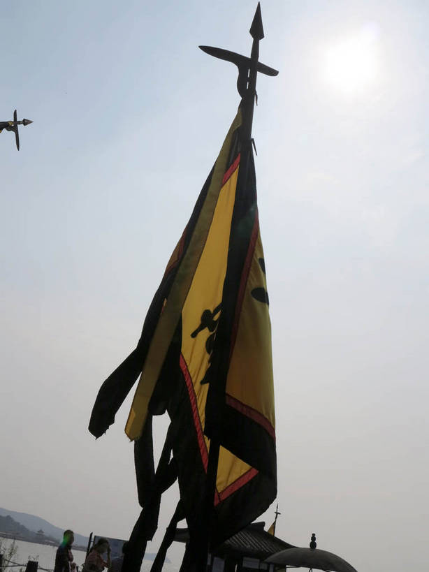 无人,竖图,室外,白天,仰视,旅游,度假,名胜古迹,标志建筑,地标,建筑,旗帜,太湖,中国,亚洲,阴影,遗迹,光线,影子,云,云朵,竞技场,云彩,古迹,文物,娱乐,旗子,建设,古建筑,江苏,无锡,黄色,蓝色,白云,蓝天,天空,阳光,天,享受,休闲,旅游胜地,放松,晴朗,场所,区域,古文明,东亚,三国城,江苏省,中华人民共和国,华东地区,苏,旌旗,旗号,无锡市,晴空,彩图,低角度拍摄,shslj1,无锡三国影视城,无锡影视基地,校场