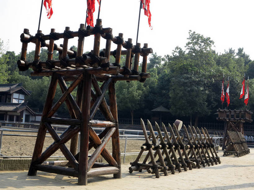 无人,横图,室外,白天,仰视,旅游,度假,名胜古迹,植物,标志建筑,地标,建筑,旗帜,太湖,中国,亚洲,阴影,遗迹,飘扬,光线,影子,竞技场,古迹,文物,娱乐,旗子,建设,古建筑,江苏,无锡,树,树木,红色,蓝色,绿色,蓝天,天空,阳光,自然,天,享受,休闲,旅游胜地,放松,生长,晴朗,成长,飘逸,场所,飞扬,区域,古文明,东亚,三国城,江苏省,万里无云,中华人民共和国,华东地区,苏,旌旗,旗号,无锡市,晴空,晴空万里,彩图,低角度拍摄,shslj1,无锡三国影视城,无锡影视基地,校场