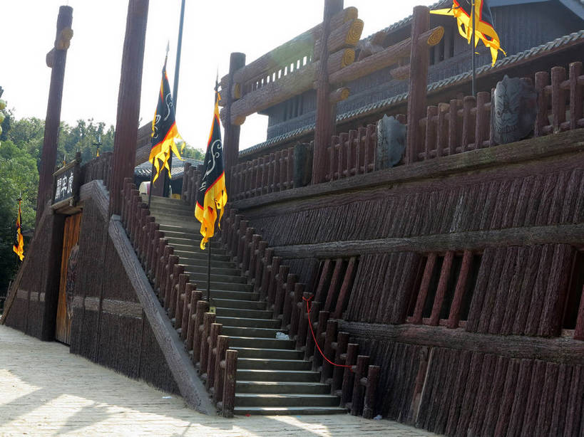 无人,栏杆,横图,室外,白天,仰视,旅游,度假,名胜古迹,植物,楼梯,标志建筑,地标,建筑,旗帜,太湖,中国,亚洲,阴影,遗迹,飘扬,光线,扶手,影子,阶梯,竞技场,古迹,文物,娱乐,旗子,建设,古建筑,江苏,无锡,护栏,台阶,树,树木,黄色,绿色,天空,阳光,自然,天,享受,休闲,旅游胜地,放松,生长,成长,飘逸,场所,飞扬,区域,古文明,东亚,三国城,江苏省,中华人民共和国,华东地区,苏,旌旗,旗号,无锡市,彩图,低角度拍摄,shslj1,无锡三国影视城,无锡影视基地,校场