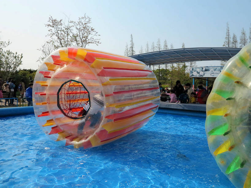 东方人,儿童,站,坐,横图,室外,白天,正面,旅游,度假,游戏,纯洁,美景,植物,上海,中国,亚洲,行人,游客,游人,阴影,波纹,服装,光线,影子,池塘,景观,水池,涟漪,许多人,玩,休闲装,黄种人,娱乐,路人,旅客,树,树木,两个,小孩,衣服,蓝色,绿色,倒影,蓝天,水纹,天空,阳光,自然,波浪,天,站着,一群人,享受,休闲,休闲服,橙色,景色,放松,可爱,童年,童趣,服饰,游乐设施,上海植物园,龙吴路,生长,晴朗,成长,活动,申,倒映,发泄,消遣,智力,自然风光,童真,东亚,烂漫,无邪,徐汇区,上海市,万里无云,中华人民共和国,沪,华东地区,水晕,宣泄,游艺设施,反照,过客,天真,男孩,男人,男性,年轻男性,年轻女性,女孩,女人,女性,中年男性,中年女性,亚洲人,晴空,晴空万里,玩耍,嬉戏,站立,坐着,半身,彩图,男生,女生,shslj1,水上滚筒,水上游乐设施