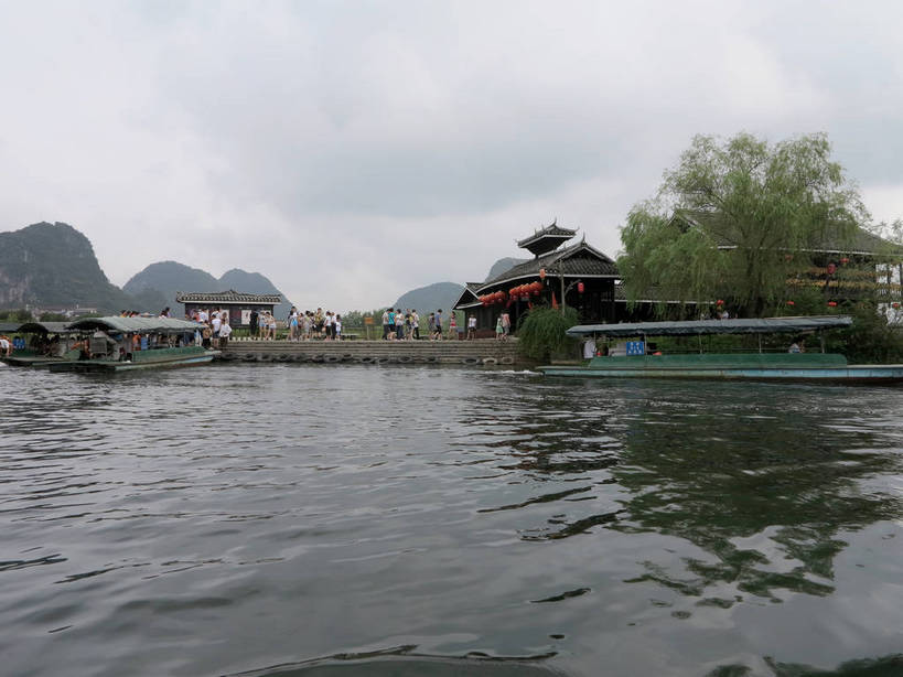 东方人,站,走,横图,室外,白天,正面,河流,山,山脉,树林,水,植物,建筑,船,照明,桂林,中国,亚洲,行人,游客,游人,服装,灯笼,瓦片,纸灯笼,河水,山峰,水流,乌云,云,阴天,云朵,木船,山峦,许多人,云彩,瓦,注视,休闲装,黄种人,路人,旅客,树,树木,衣服,红色,绿色,天空,自然,灯具,交通工具,群山,天,观察,看,站着,一群人,休闲,休闲服,建造,服饰,生长,成长,观看,广西,照亮,察看,舟,昏暗,阴沉,照明设备,关注,载具,东亚,屋瓦,漓江,阳朔,广西壮族自治区,中华人民共和国,桂林市,桂,华南地区,过客,阳朔县,男人,男性,年轻男性,年轻女性,女人,女性,亚洲人,步行,散步,站立,走路,彩图,全身,遇龙河,shslj1