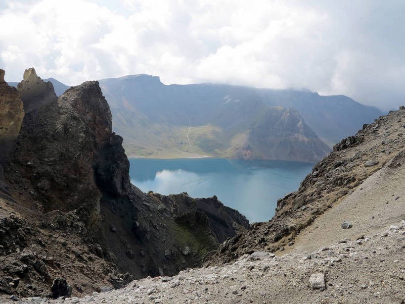 无人,横图,俯视,室外,白天,旅游,度假,湖,湖泊,石头,美景,山,山脉,水,长白山,中国,亚洲,阴影,光线,石子,影子,湖面,景观,山峰,水流,水面,云,云朵,山峦,云彩,娱乐,蓝色,白云,蓝天,天空,阳光,自然,湖水,群山,天,享受,休闲,景色,放松,晴朗,自然风光,东亚,天池,吉林,吉林省,中华人民共和国,东北地区,吉,石块,岩石,晴空,彩图,高角度拍摄,长白山脉,shslj1