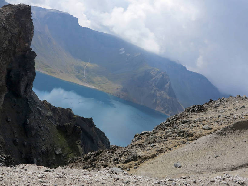 无人,横图,俯视,室外,白天,旅游,度假,湖,湖泊,石头,美景,山,山脉,水,长白山,中国,亚洲,阴影,光线,石子,影子,湖面,景观,山峰,水流,水面,乌云,云,阴天,云朵,山峦,云彩,娱乐,天空,阳光,自然,湖水,群山,天,享受,休闲,景色,放松,昏暗,阴沉,自然风光,东亚,天池,吉林,吉林省,中华人民共和国,东北地区,吉,石块,岩石,彩图,高角度拍摄,长白山脉,shslj1