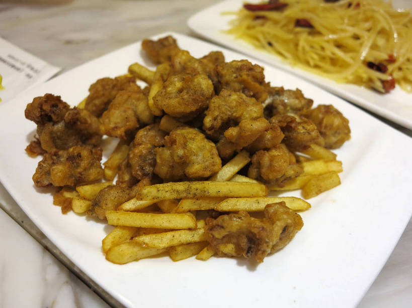 无人,横图,俯视,室内,特写,白天,烹饪,西餐,中餐,餐桌,桌子,辣椒,蔬菜,土豆,餐具,新鲜,碟子,盘,陶瓷,大理石,调味,肉,香料,佐料,料理,食品,陶瓷制品,薯条,香辣土豆丝,土豆丝,菜肴,美食,肉类,食物,红色,白色,盘子,碟,快餐,中式,西式,佳肴,有机食品,绿色食品,餐台,中华料理,配料,川菜,肉食,西式快餐,垃圾食品,辣角,红海椒,大椒,辣虎,广椒,馍馍蛋,作料,大理石制品,四川菜,洋芋,山药蛋,马铃薯,辣子,红辣椒,海椒,番椒,彩图,高角度拍摄,shslj1