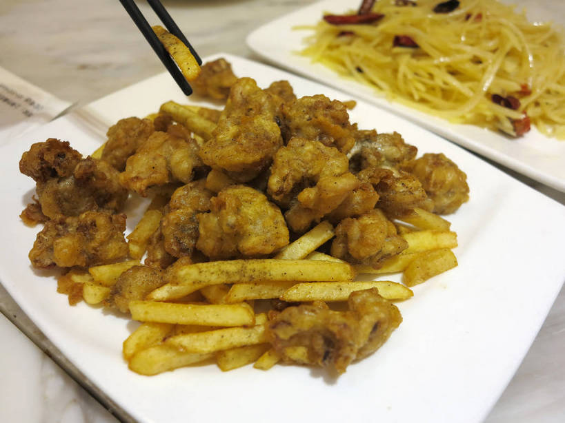 无人,横图,俯视,室内,特写,白天,烹饪,西餐,中餐,餐桌,筷子,桌子,辣椒,蔬菜,土豆,餐具,一双,新鲜,碟子,盘,陶瓷,大理石,调味,肉,香料,佐料,料理,食品,陶瓷制品,文化,传统,薯条,香辣土豆丝,土豆丝,菜肴,美食,肉类,食物,红色,白色,盘子,碟,快餐,中式,西式,佳肴,有机食品,绿色食品,餐台,中华料理,礼节,配料,川菜,礼仪,肉食,西式快餐,垃圾食品,辣角,红海椒,大椒,辣虎,广椒,馍馍蛋,作料,大理石制品,四川菜,进餐用具,洋芋,山药蛋,马铃薯,辣子,红辣椒,海椒,番椒,彩图,高角度拍摄,shslj1