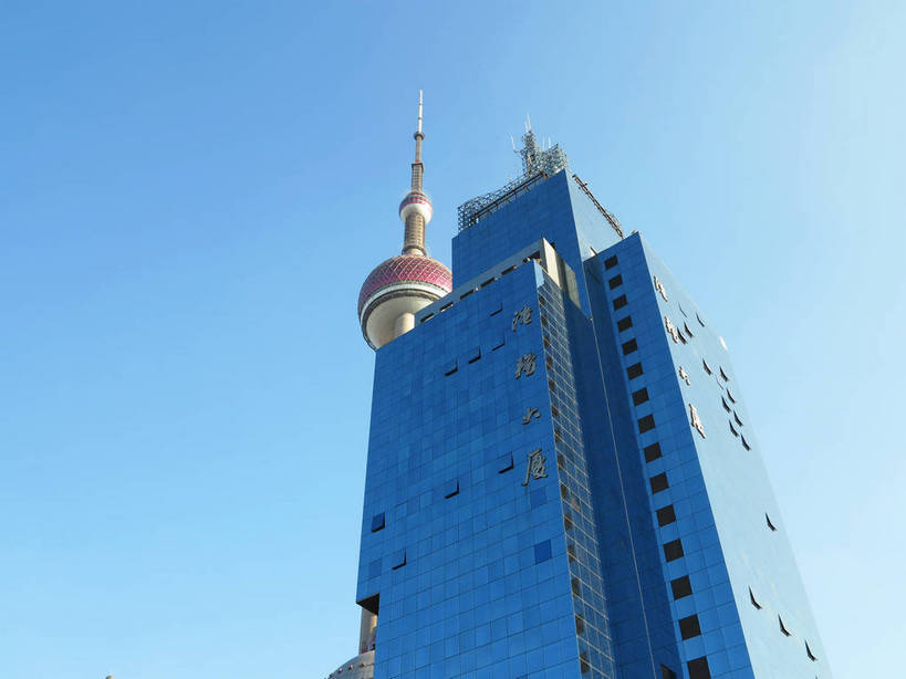 无人,横图,室外,白天,仰视,旅游,度假,窗户,落地窗,标志建筑,地标,建筑,上海,中国,亚洲,一排,许多,阴影,整齐,并列,并排,高大,光线,图形,影子,塔,很多,几何,宏伟,娱乐,建设,东方明珠,浦东,玻璃窗,排列,蓝色,紫色,蓝天,天空,阳光,天,享受,休闲,球体,旅游胜地,放松,晴朗,申,队列,数学,电视塔,平行,玻璃幕墙,金融中心,陆家嘴,陆家嘴金融贸易区,浦东新区,东亚,东方明珠广播电视塔,东方明珠电视塔,上海市,万里无云,中华人民共和国,沪,华东地区,高峻,嵬峨,晴空,晴空万里,彩图,低角度拍摄,几何图形,立体几何,立体图形,东方明珠塔,shslj1,港务大厦