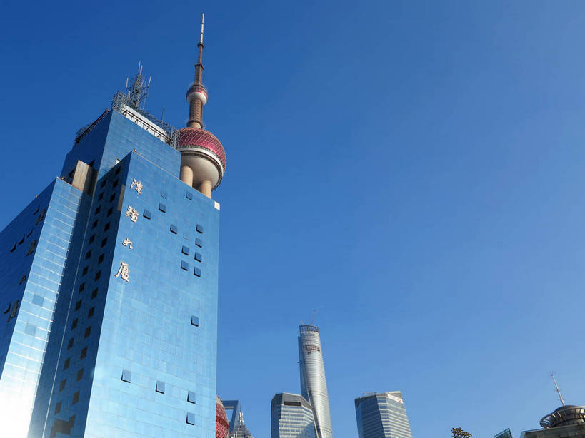 无人,横图,室外,白天,仰视,旅游,度假,窗户,落地窗,标志建筑,地标,建筑,上海,中国,亚洲,一排,许多,阴影,整齐,并列,并排,高大,光线,图形,影子,塔,很多,几何,宏伟,娱乐,建设,东方明珠,浦东,玻璃窗,排列,蓝色,紫色,蓝天,天空,阳光,天,享受,休闲,球体,旅游胜地,放松,环球金融中心,晴朗,申,队列,数学,电视塔,平行,玻璃幕墙,金融中心,陆家嘴,陆家嘴金融贸易区,浦东新区,上海环球金融中心,东亚,东方明珠广播电视塔,东方明珠电视塔,上海市,万里无云,中华人民共和国,沪,华东地区,高峻,嵬峨,环球金融中心大厦,晴空,晴空万里,彩图,低角度拍摄,几何图形,立体几何,立体图形,东方明珠塔,shslj1,港务大厦