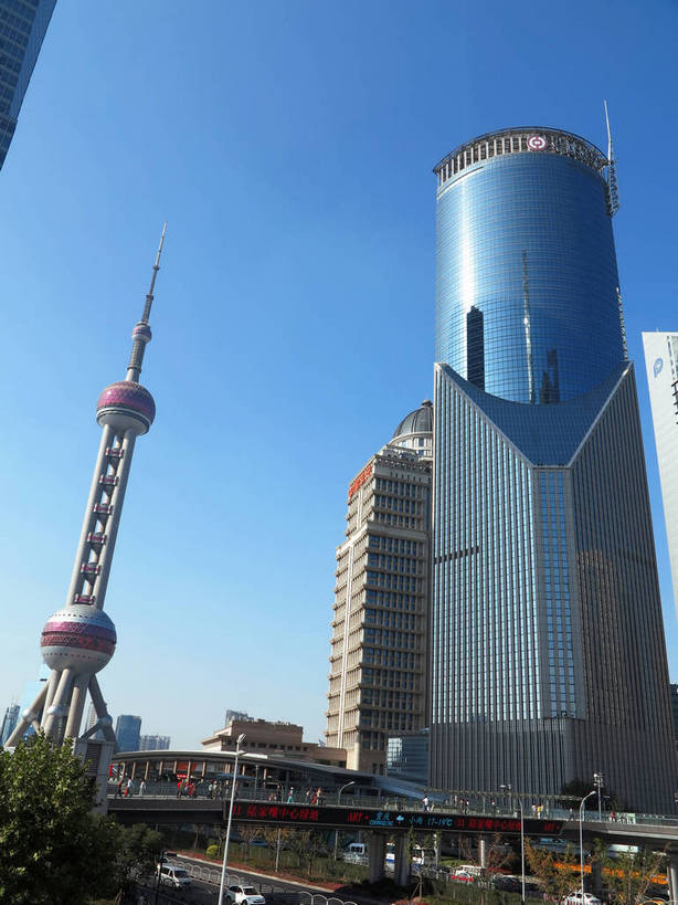 无人,高楼大厦,竖图,室外,白天,仰视,度假,显示器,美景,窗户,落地窗,城市风光,标志建筑,城市,大厦,道路,地标,建筑,路,路灯,摩天大楼,桥梁,公路,汽车,照明,上海,中国,亚洲,一排,许多,阴影,整齐,并列,并排,高大,光线,屏幕,图形,影子,景观,建筑群,天桥,塔,桥,灯光,交通,很多,几何,宏伟,娱乐,显示屏,建设,东方明珠,浦东,玻璃窗,车,灯,中银大厦,排列,蓝色,紫色,蓝天,天空,阳光,交通工具,轿车,天,享受,休闲,球体,景色,放松,晴朗,人行桥,照亮,申,照明设备,队列,数学,载具,电视塔,平行,玻璃幕墙,输出设备,金融中心,陆家嘴,陆家嘴金融贸易区,浦东新区,东亚,平安金融大厦,东方明珠广播电视塔,东方明珠电视塔,上海市,万里无云,中华人民共和国,沪,华东地区,高峻,嵬峨,晴空,晴空万里,马路,彩图,低角度拍摄,大楼,高层建筑,高楼,摩天楼,几何图形,立体几何,立体图形,东方明珠塔,上海中银大厦,过街天桥,shslj1