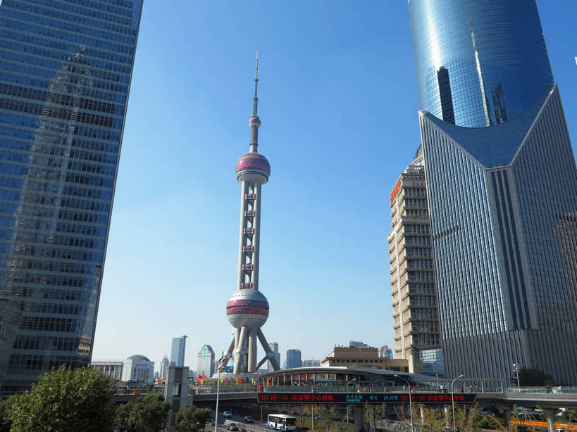 无人,高楼大厦,横图,室外,白天,仰视,度假,显示器,美景,窗户,落地窗,城市风光,标志建筑,城市,大厦,道路,地标,建筑,路,路灯,摩天大楼,桥梁,公路,汽车,照明,上海,中国,亚洲,一排,许多,阴影,整齐,并列,并排,高大,光线,屏幕,图形,影子,景观,建筑群,天桥,塔,桥,灯光,交通,很多,几何,宏伟,娱乐,显示屏,建设,东方明珠,浦东,玻璃窗,车,灯,中银大厦,排列,蓝色,紫色,蓝天,天空,阳光,交通工具,轿车,天,享受,休闲,球体,景色,放松,晴朗,人行桥,照亮,申,照明设备,队列,数学,载具,电视塔,平行,玻璃幕墙,输出设备,金融中心,陆家嘴,陆家嘴金融贸易区,浦东新区,东亚,平安金融大厦,东方明珠广播电视塔,东方明珠电视塔,上海市,万里无云,中华人民共和国,沪,华东地区,高峻,嵬峨,晴空,晴空万里,马路,彩图,低角度拍摄,大楼,高层建筑,高楼,摩天楼,几何图形,立体几何,立体图形,东方明珠塔,上海中银大厦,过街天桥,shslj1