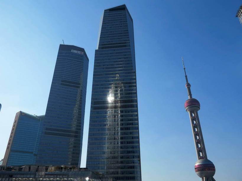 无人,高楼大厦,横图,室外,白天,仰视,度假,美景,窗户,落地窗,城市风光,标志建筑,城市,大厦,地标,建筑,路灯,摩天大楼,照明,上海,中国,亚洲,一排,许多,阴影,整齐,并列,并排,高大,光线,影子,景观,建筑群,塔,灯光,很多,宏伟,娱乐,建设,东方明珠,浦东,玻璃窗,灯,排列,蓝色,蓝天,天空,阳光,天,享受,休闲,景色,放松,晴朗,照亮,申,照明设备,队列,电视塔,平行,玻璃幕墙,金融中心,陆家嘴,陆家嘴金融贸易区,浦东新区,东亚,东方明珠广播电视塔,东方明珠电视塔,上海国际金融中心,上海市,万里无云,中华人民共和国,沪,华东地区,高峻,嵬峨,晴空,晴空万里,彩图,低角度拍摄,大楼,高层建筑,高楼,摩天楼,东方明珠塔,上海浦东香格里拉大酒店,上海国金中心,上海香格里拉大酒店,shslj1